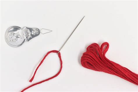 how to thread an embroidery needle and why it matters in the digital age